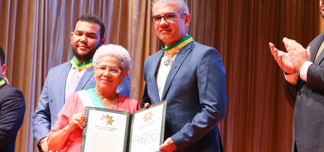 Governadora Regina Sousa entrega medalha