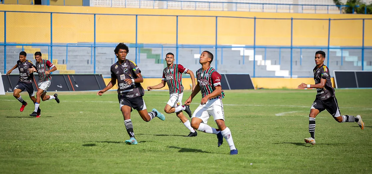 Gustavo ganha disputa do zagueiro do ABC