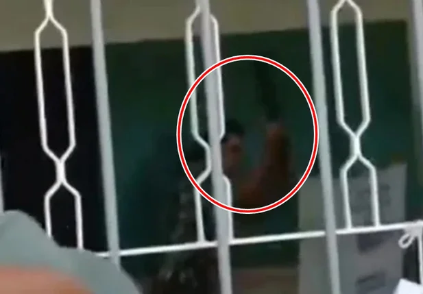 Homem é preso pela PF após quebrar urna eletrônica em Goiânia