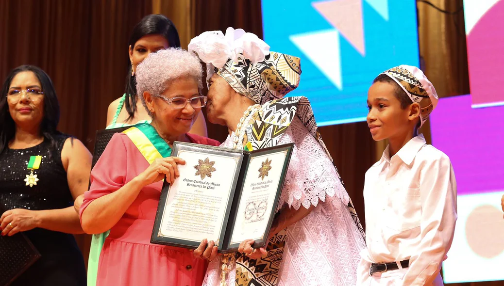 Homenageada recebe medalha de Regina Sousa