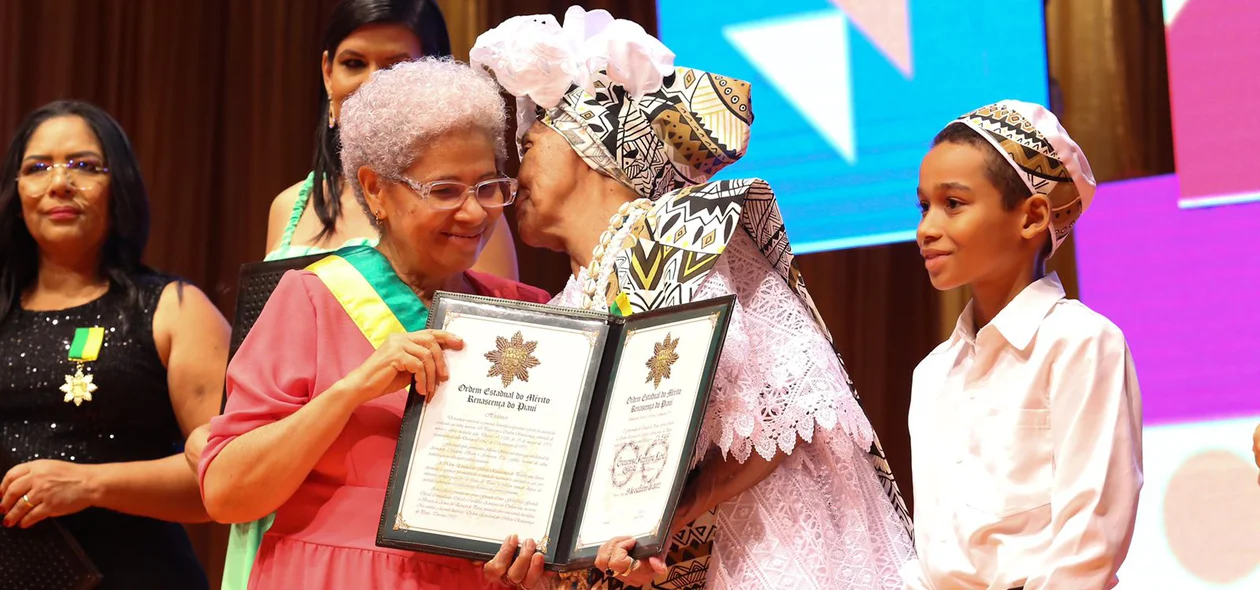 Homenageada recebe medalha de Regina Sousa