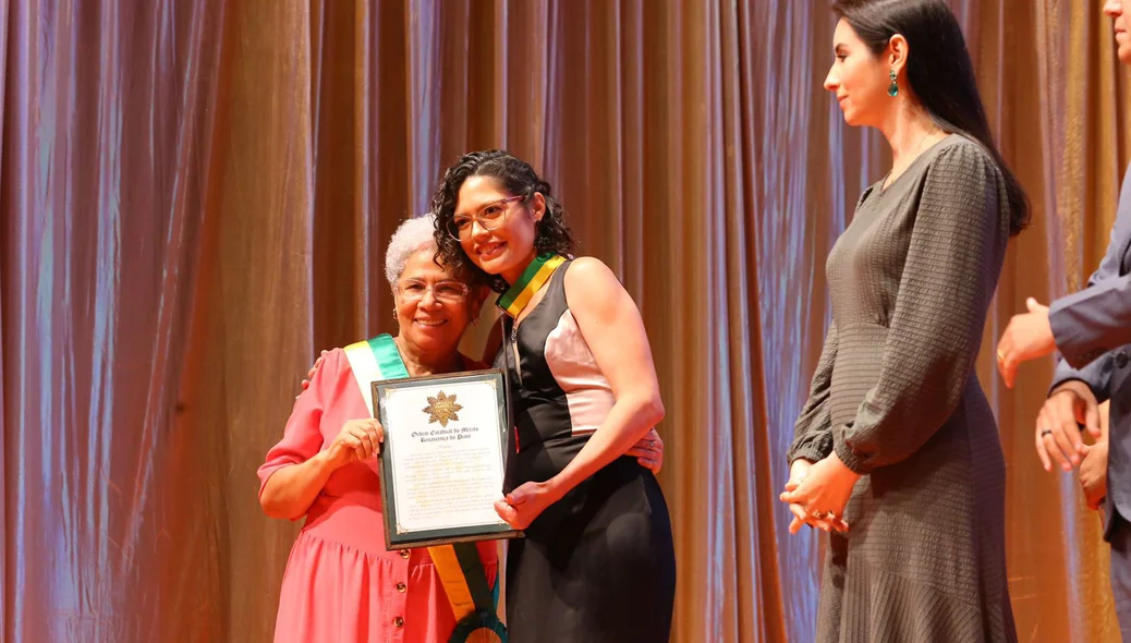 Homenageada recebendo medalha