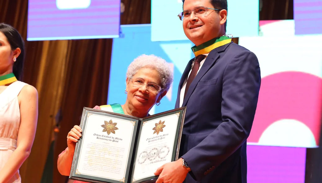 Homenageado ao lado de Regina Sousa