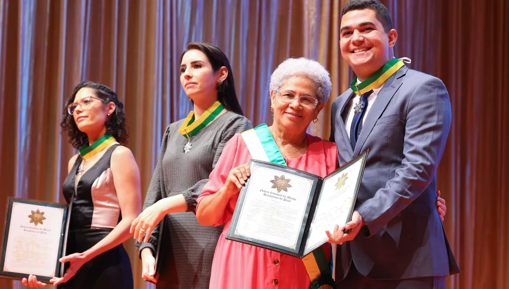 Homenageado recebe Medalha de Honra ao Mérito Renascença de Regina Sousa