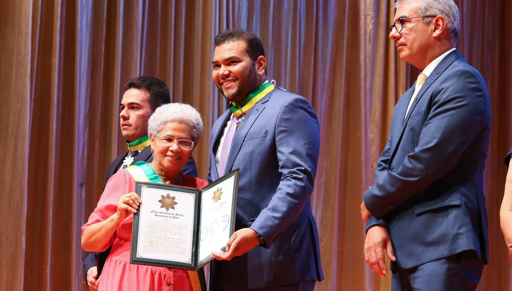 Homenageado recebe medalha de Regina Sousa