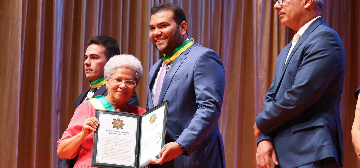 Homenageado recebe medalha de Regina Sousa