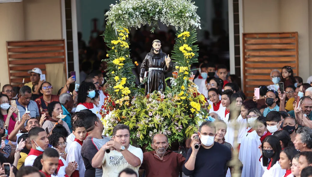 Imagem de São Francisco de Assis saindo da igreja