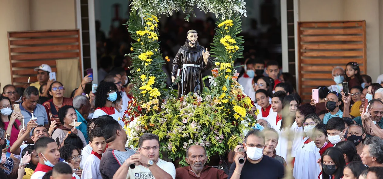 Imagem de São Francisco de Assis saindo da igreja
