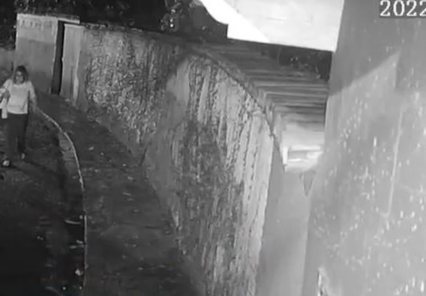 Imagens de câmeras mostram a mulher no Alto da Boa Vista