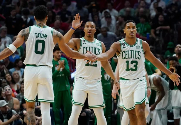 Jayson Tatum, Grant Williams e Malcolm Brogdon celebram a vitória do Boston Celtics contra o Miami Heat