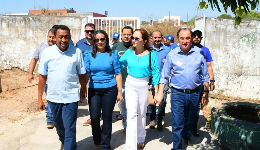 Joel chegando ao local votação