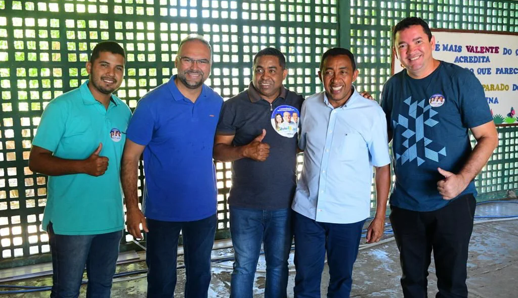 Joel Rodrigues ao lado de apoiadores