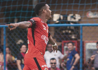 Jogador do Resenha comemorando gol
