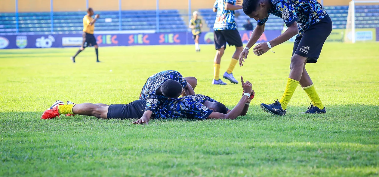 Jogadores comemoram o gol do Porto do Centro