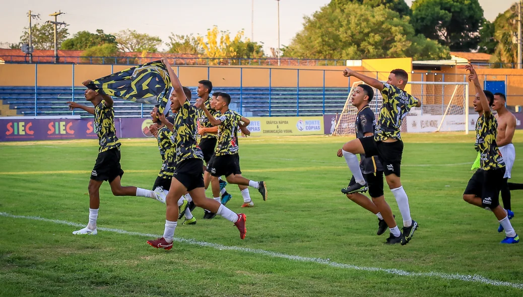 Jogadores comemoram o título