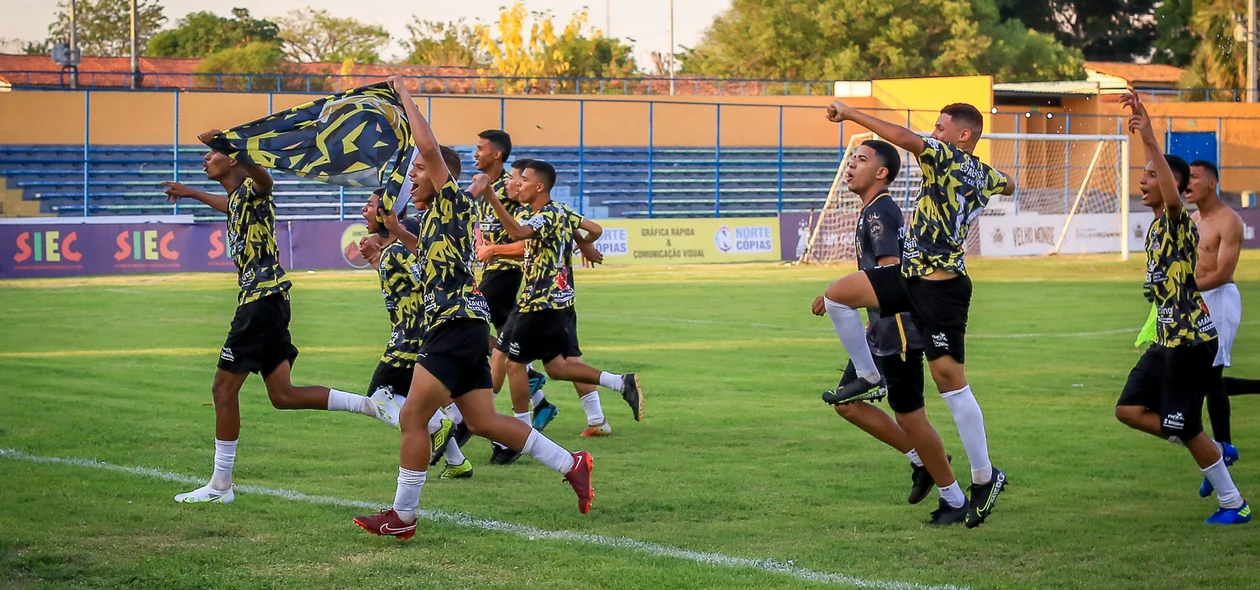 Jogadores comemoram o título