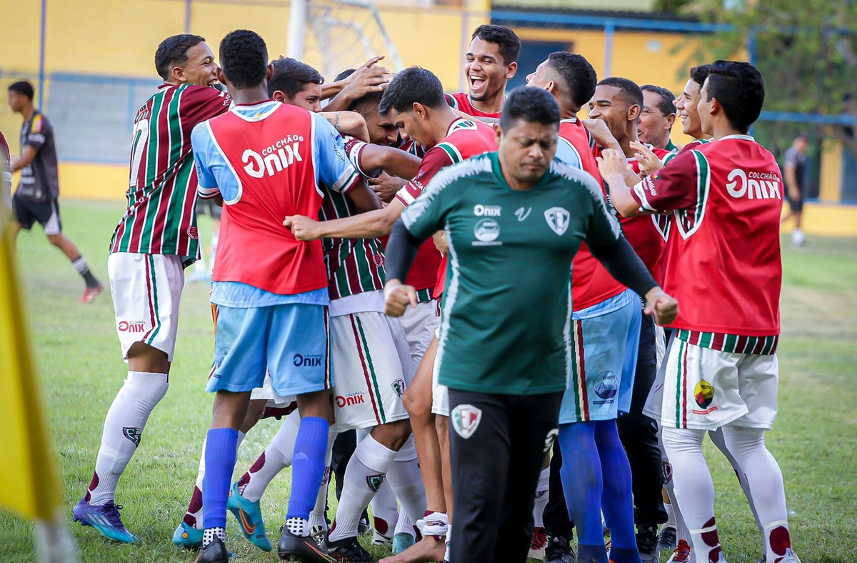 Jogadores comemorando o segundo gol do fluminense sub 20