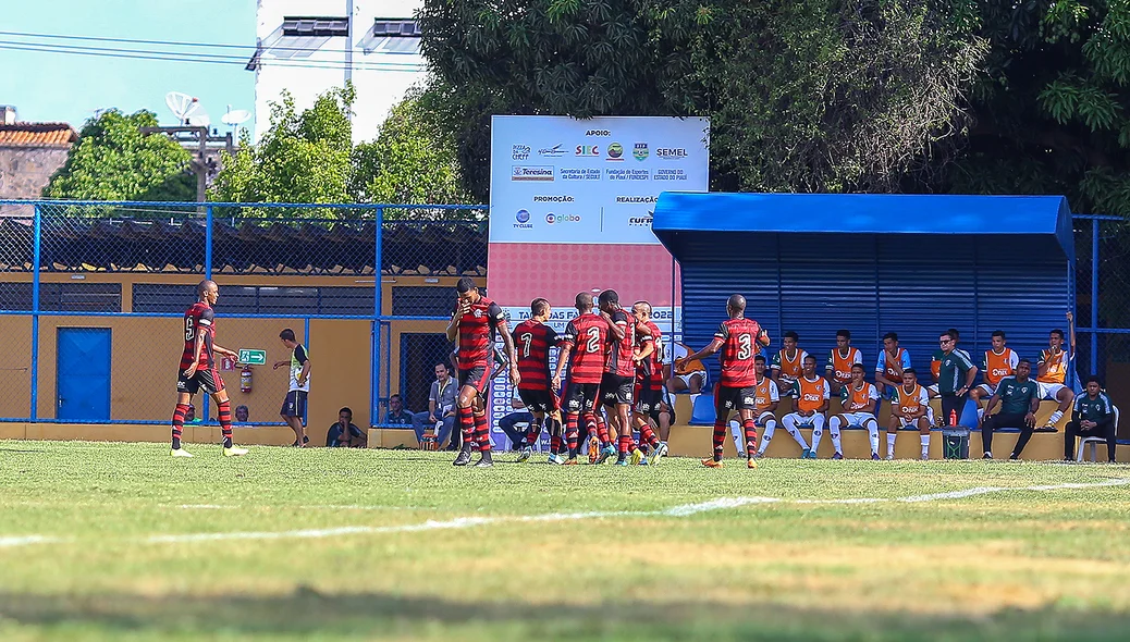 Jogadores do Flamengo comemorando o gol