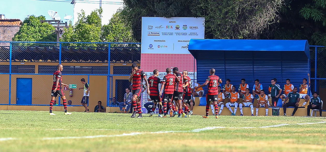 Jogadores do Flamengo comemorando o gol
