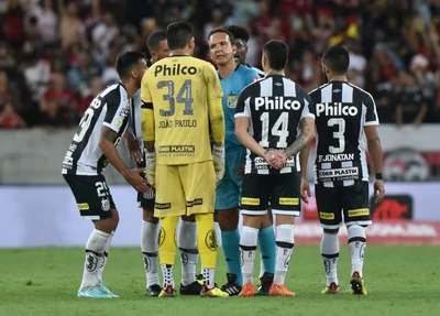 Jogadores do Santos em torno do árbitro