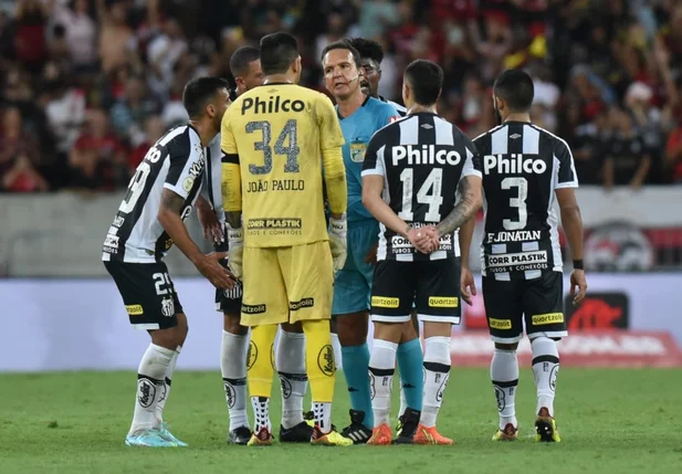 Jogadores do Santos em torno do árbitro