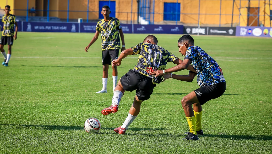 Jogadores em busca da bola