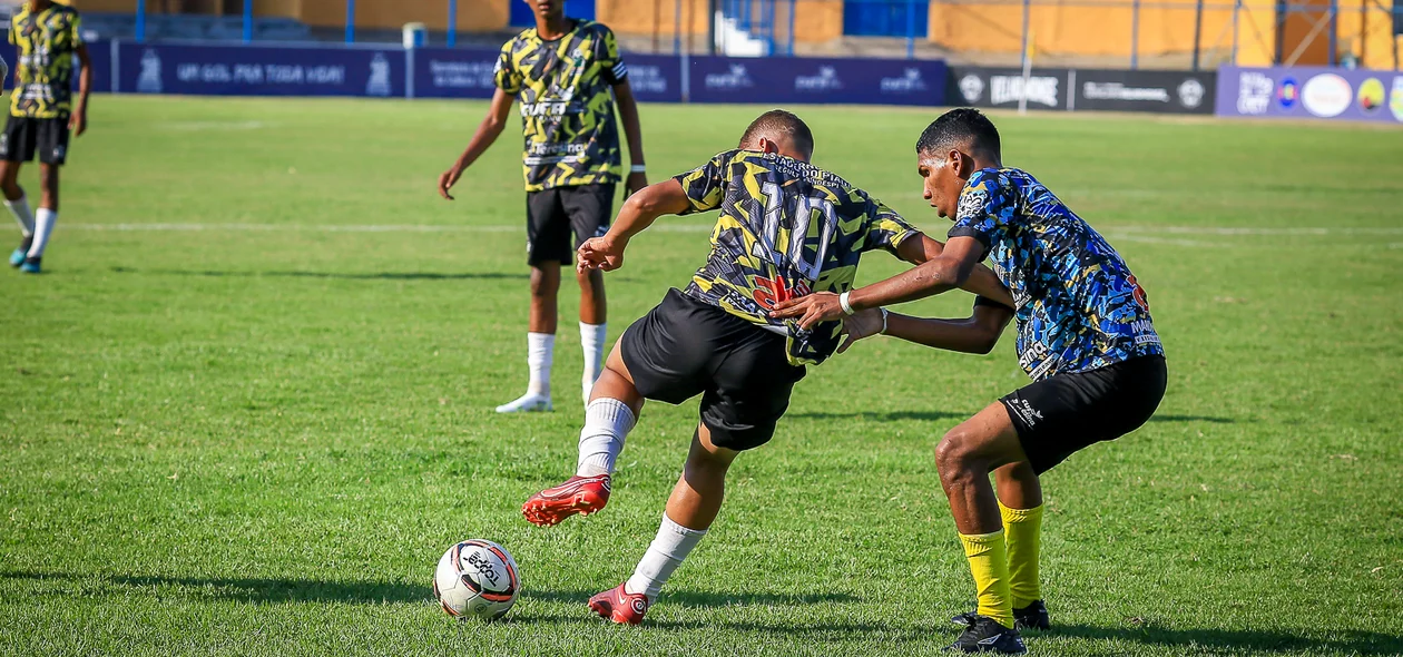 Jogadores em busca da bola
