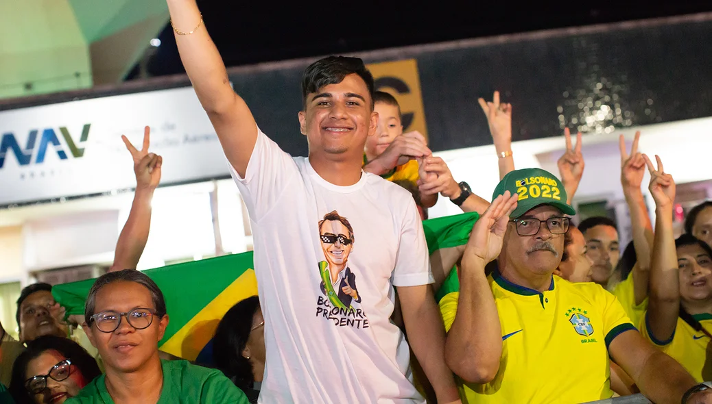 Jovem com a camisa de Bolsonaro