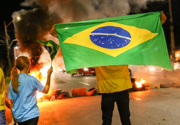 Jovem com levou bandeira para manifestação