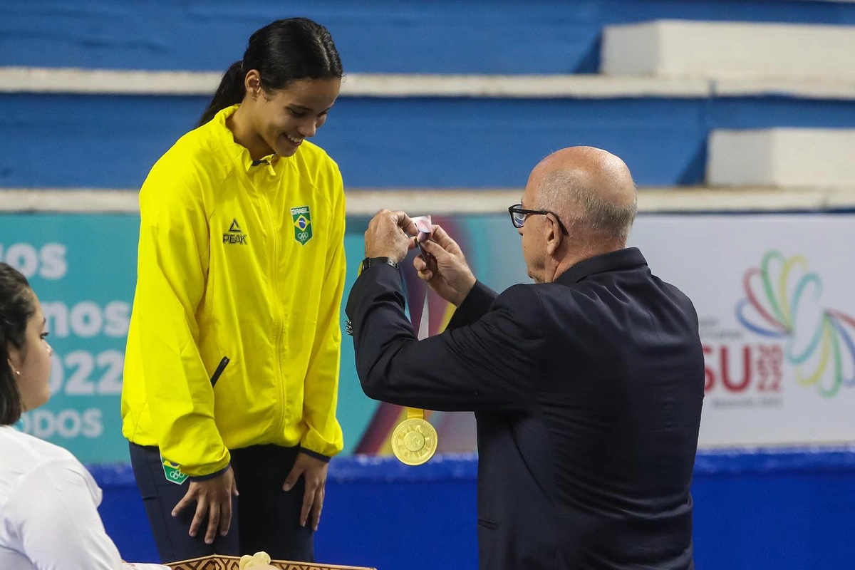 Juliana recebe medalha de ouro