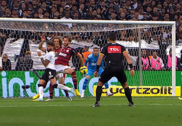 Lance de Léo Pereira no jogo entre Flamengo e Corinthians pela final da Copa do Brasil