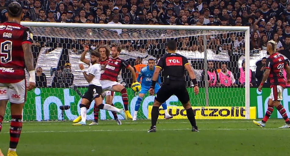 Lance de Léo Pereira no jogo entre Flamengo e Corinthians pela final da Copa do Brasil