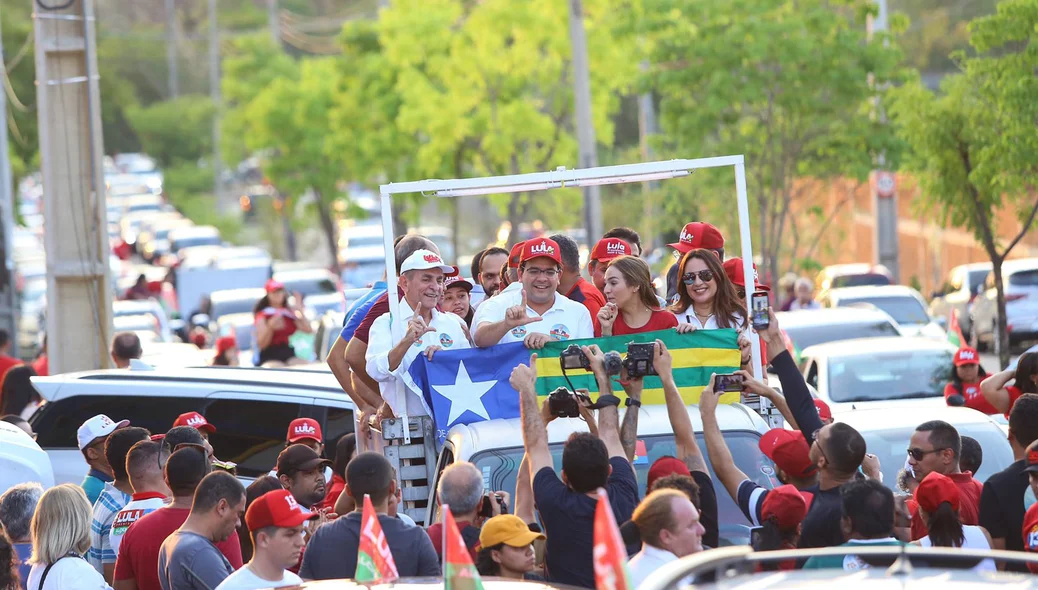 Líderes políticos participam de carreata pró-Lula