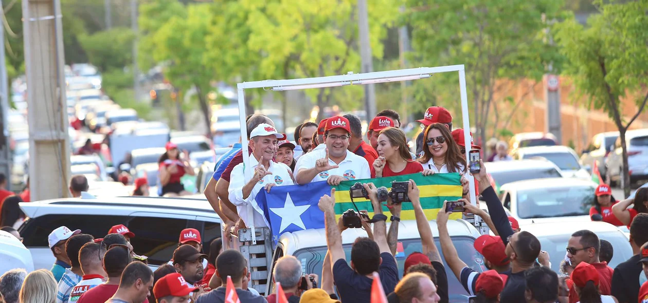 Líderes políticos participam de carreata pró-Lula