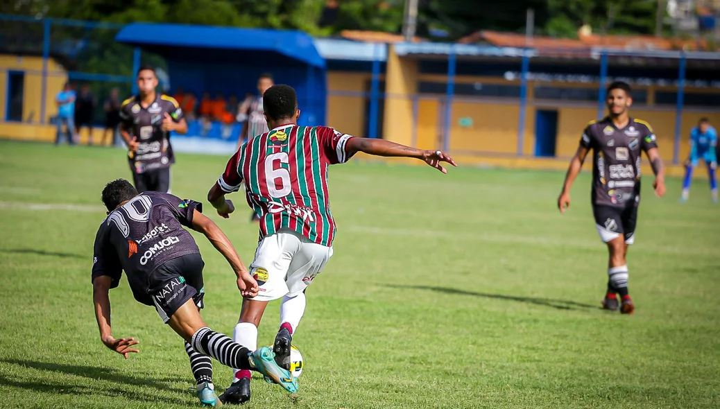 Lucas Manga ganha disputa de bola deixando o marcador para trás