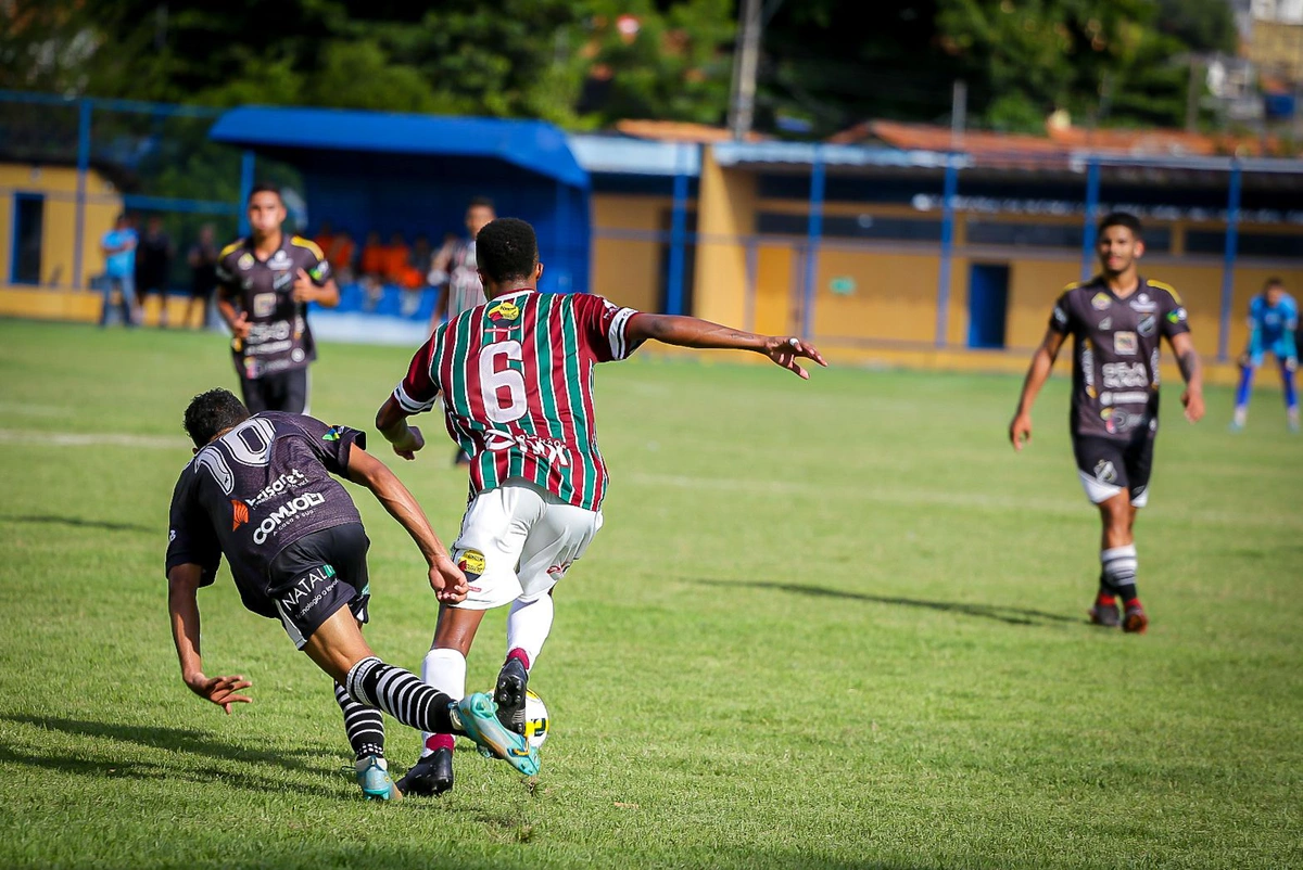 Lucas Manga ganha disputa de bola deixando o marcador para trás