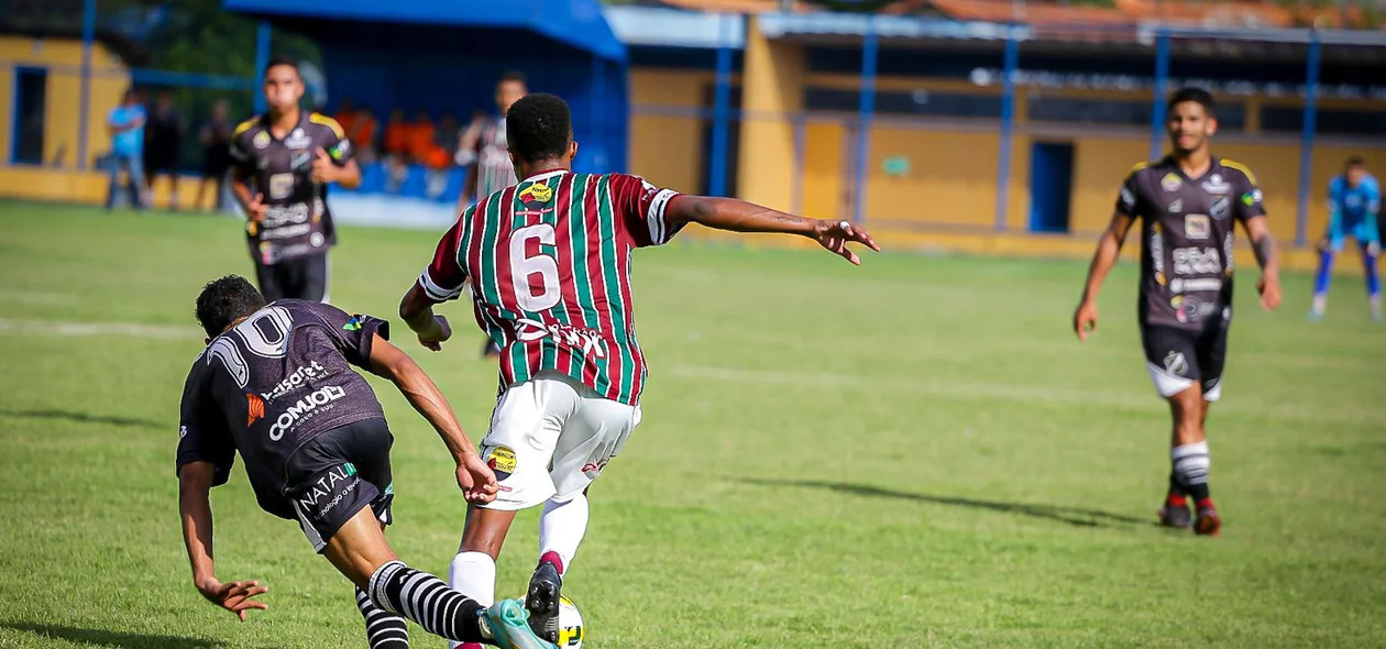 Lucas Manga ganha disputa de bola deixando o marcador para trás