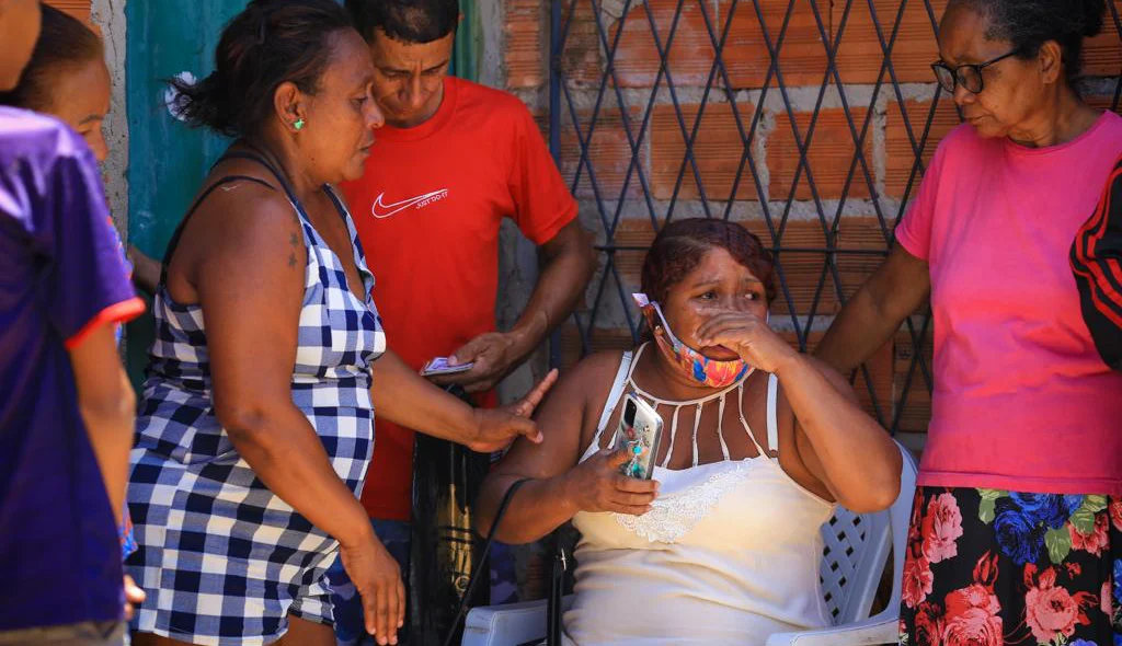 Mãe de Micaele chora desesperada com a situação