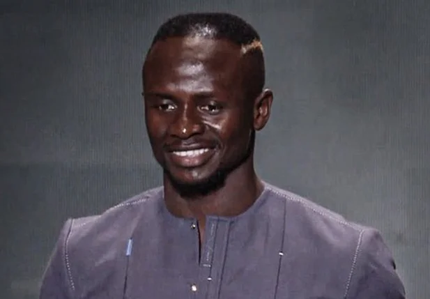Mané recebe troféu das mãos de Raí por ações em Senegal