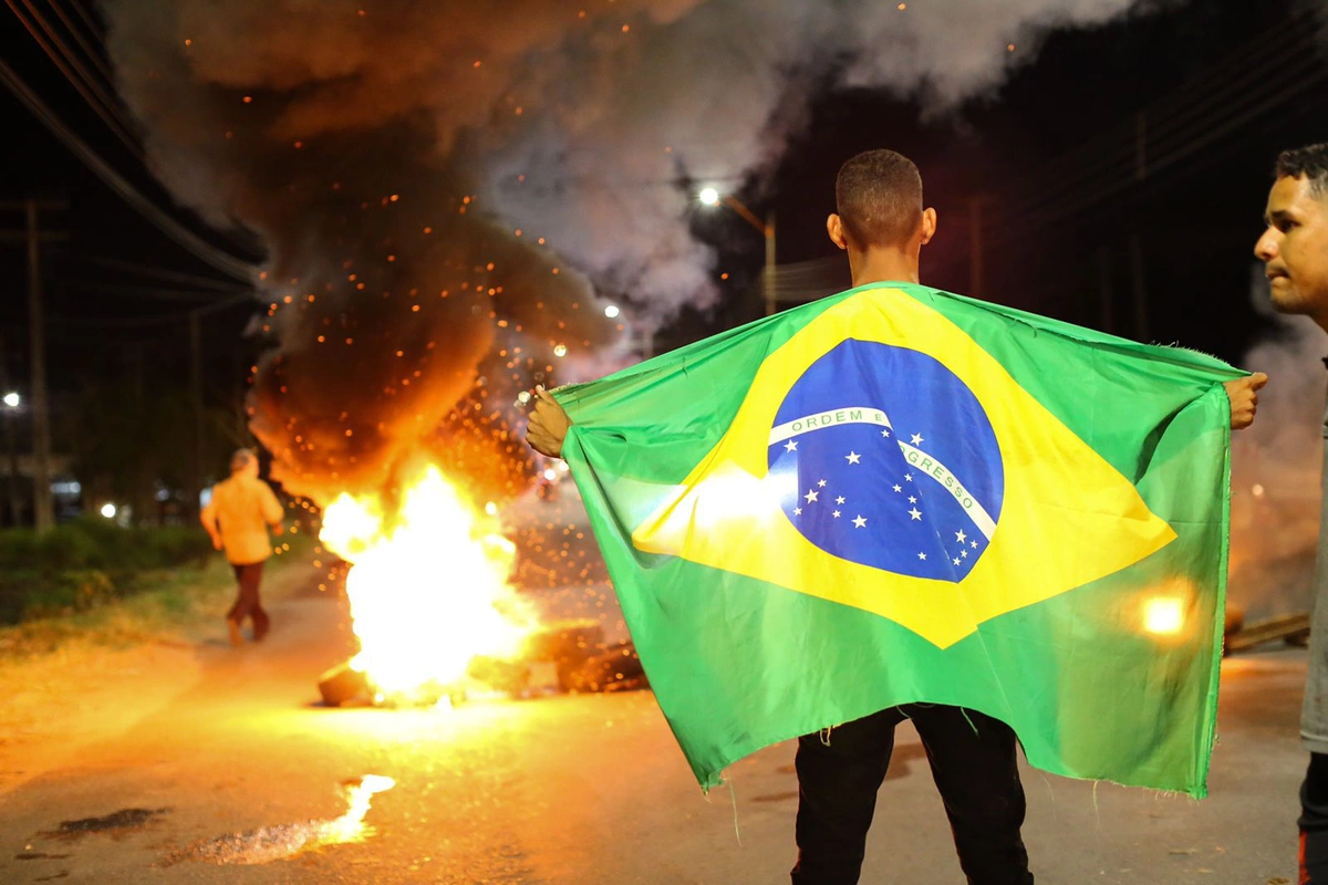 Manifestante com bandeira do Brasil