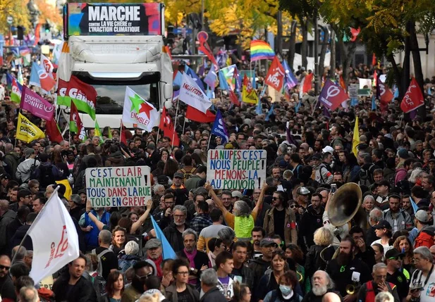 Manifestantes tomaram as ruas de Paris no domingo, 16; dia nacional de greve está marcada para a terça-feira, 18