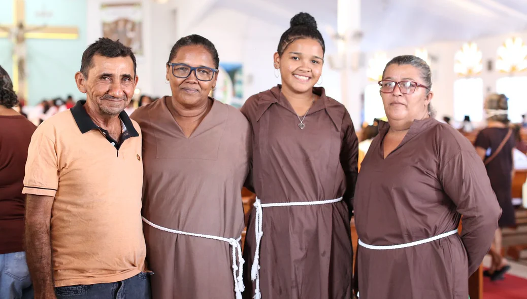 Maria da Paixão, que participa da procissão com sua família