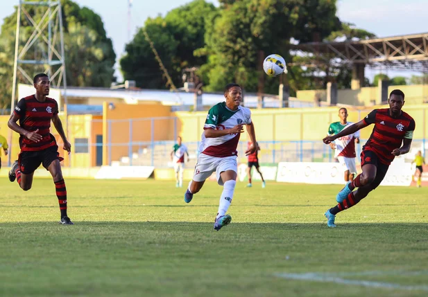 Matheus tentou abrir o marcador contra o Flamengo