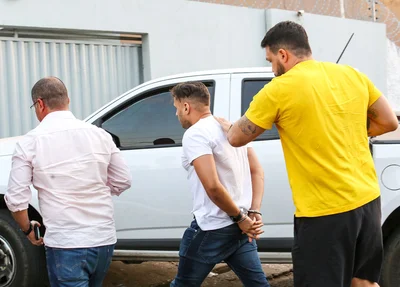 Max Kellysson sendo conduzido
