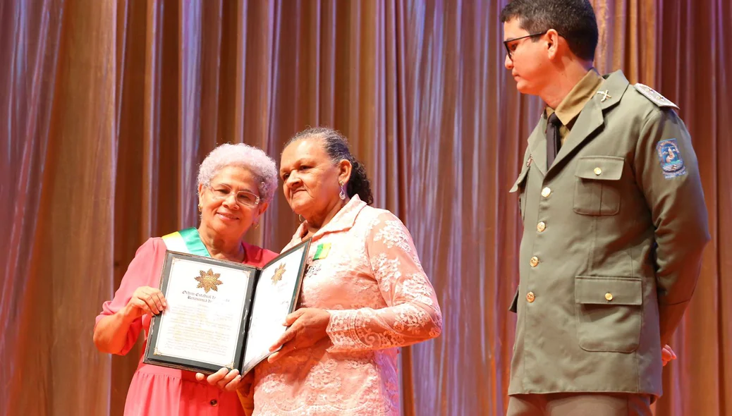 Medalha de Honra ao Mérito Renascença é entregue pela governadora Regina Sousa