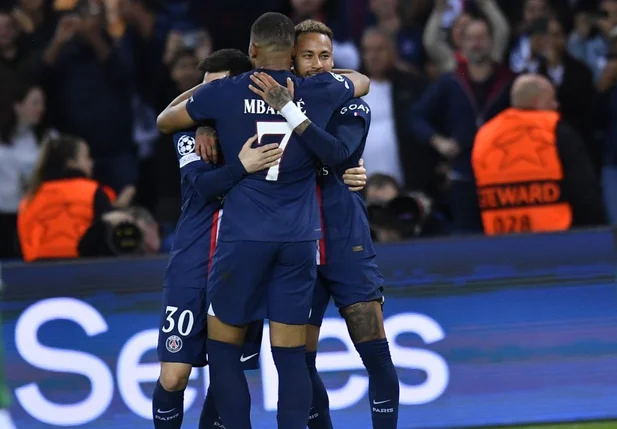 Messi, Neymar e Mbappé dão show e PSG goleia