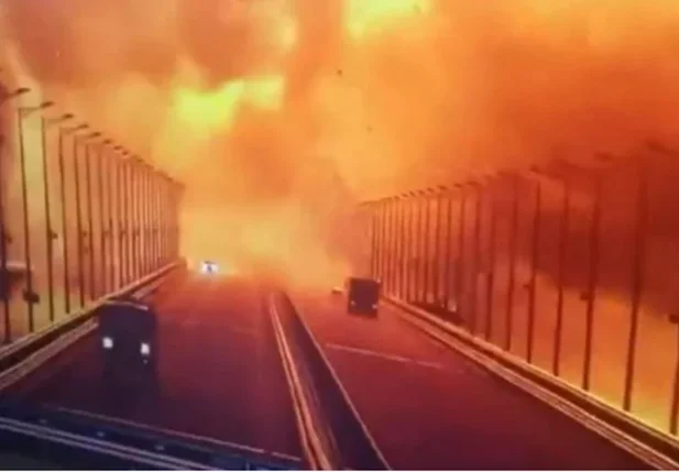 Momento da explosão na ponte da Criméia