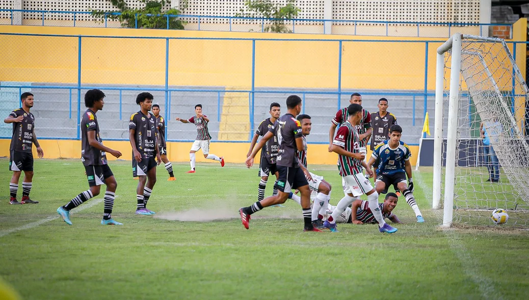 Momento em que Fagner marca seu segundo gol na partida