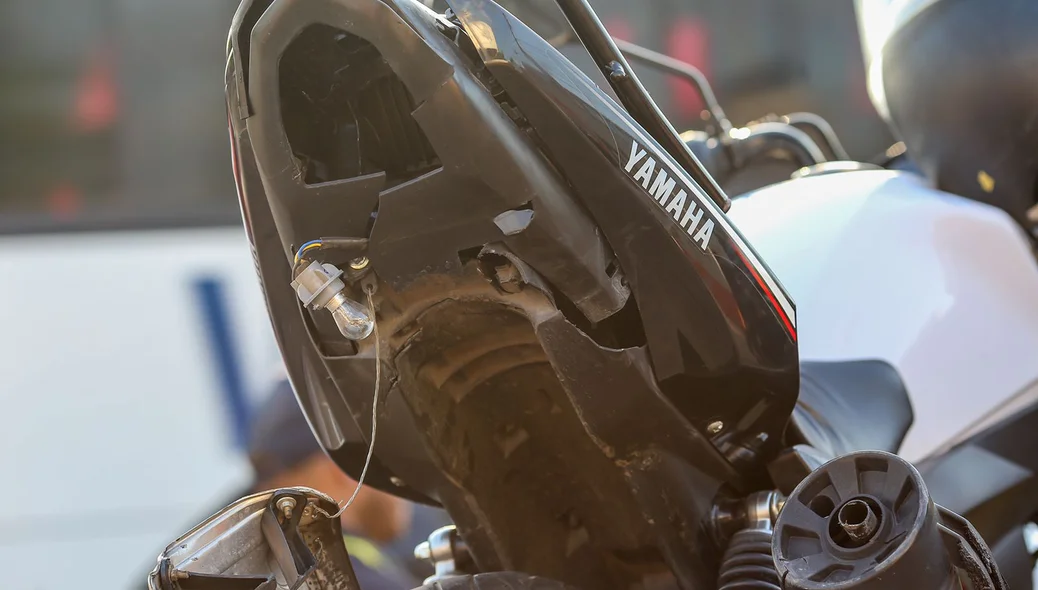 Motocicleta ficou com a parte traseira destruída