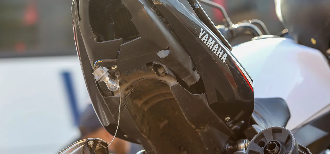 Motocicleta ficou com a parte traseira destruída